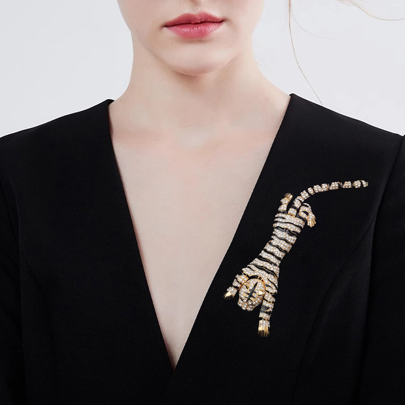 2023 Autumn and winter new brooch high-grade small alloy diamond large gold tiger dress with brooch_voghion.com