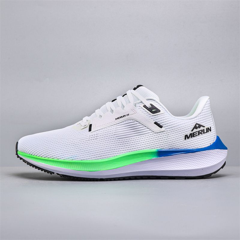 Oddychające buty do biegania wykonane z siateczki i wyposażone w miękkie, elastyczne wkładki zapewniają wygodę i wszechstronne dopasowanie_voghion.com