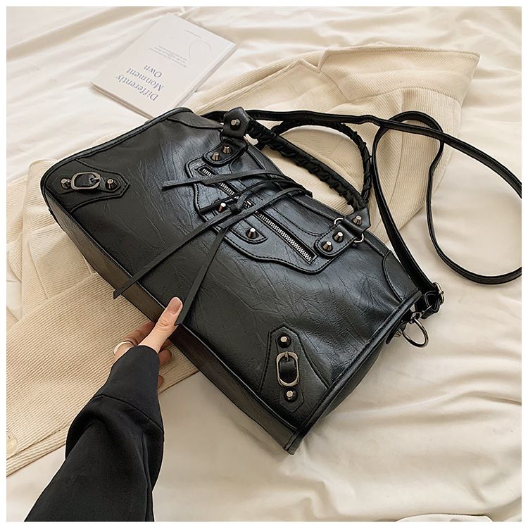 Borsa da moto versatile con rivetti di tendenza di nicchia 2024 nuova borsa a tracolla monospalla di grande capacità e di alta qualità_voghion.com