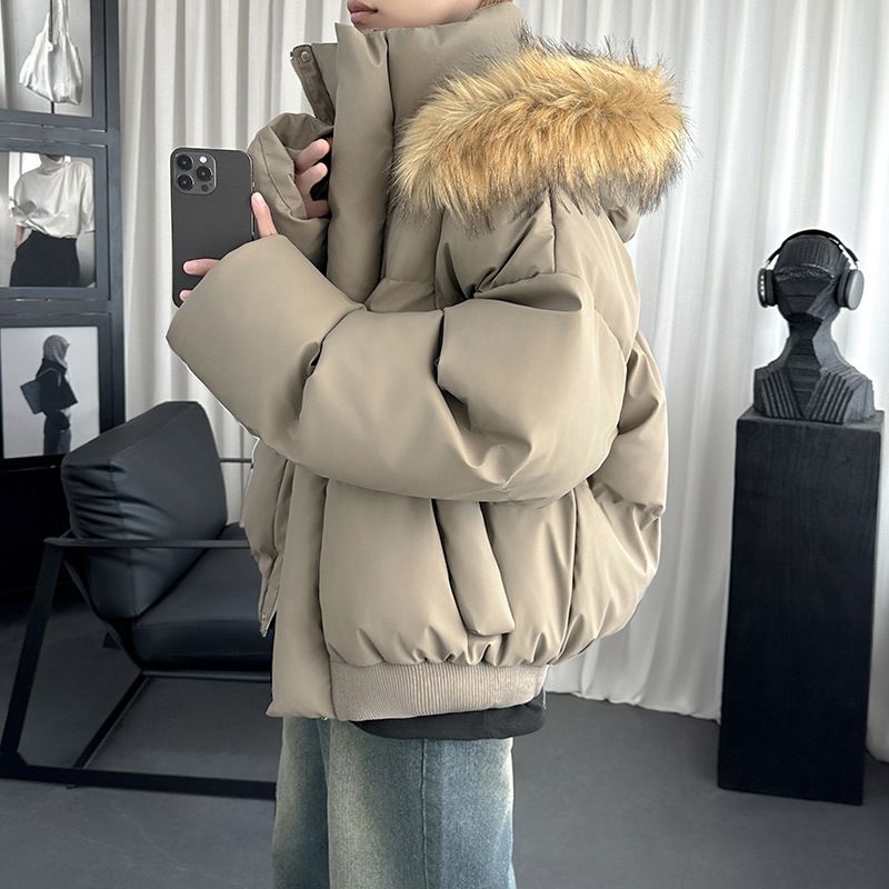 Kurze, wattierte Winterjacke für Herren mit Kapuze, Pelzkragen und PU-Leder im Stil einer amerikanischen Pufferjacke._voghion.com