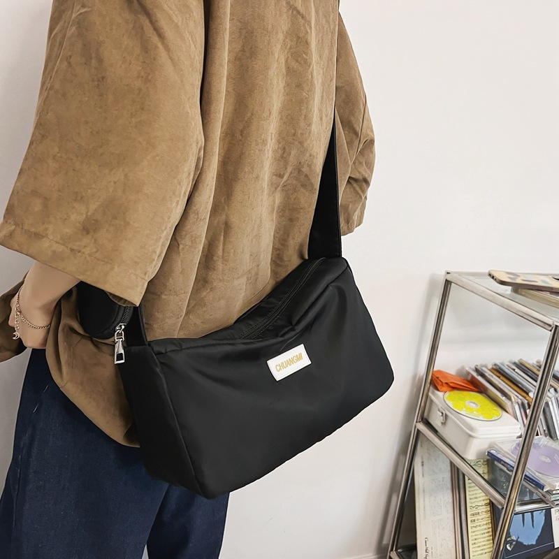 Bolso de Material de tela de nailon para mujer, nuevo diseño de nicho, diseño de banda ancha, bandolera de un hombro, bolso de bola de masa para mujer_voghion.com