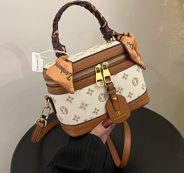 2024 Nova vrhunska torba za ženske modna potiskana torba v škatli, vsestranska ročna torba čez ramo, torba za ličila, trend_voghion.com