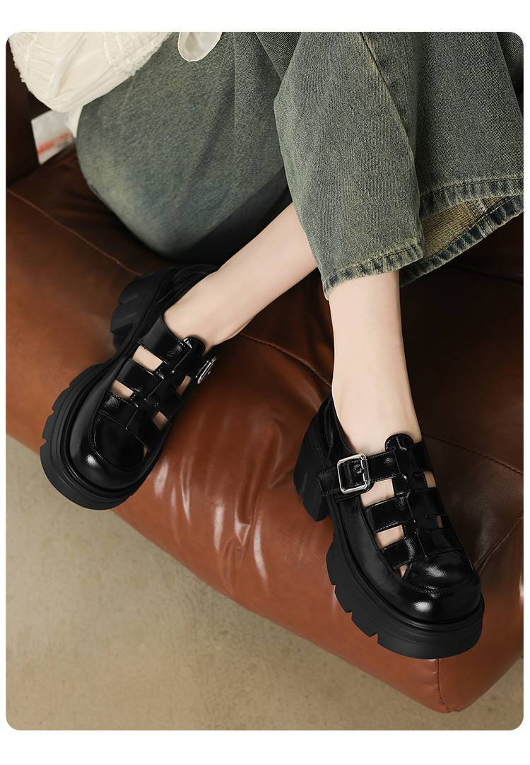 Ženske rimske sandale cameido s debelim potplatom. To su retro platformske šuplje sandale s prekrivenim prstima i pletenim dizajnom "svinjskog kaveza"._voghion.com