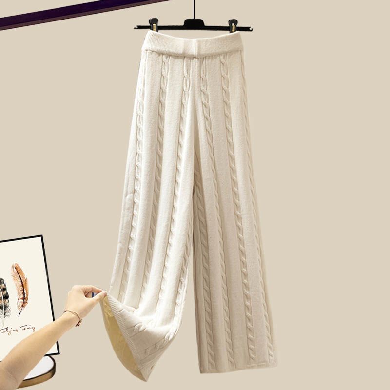 Completo da donna con maglione lavorato a maglia e pantaloni a gamba larga in taglie forti - Outfit autunnale invernale lusinghiero in colori neutri_voghion.com