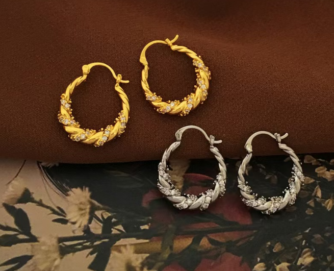 A pair of copper plated real gold European and American new wave twist winding ear ring light luxury small inlaid zircon ear buckle_voghion.com