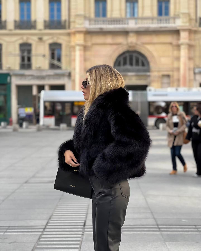 Jaqueta curta feminina com efeito de pele artificial para inverno_voghion.com