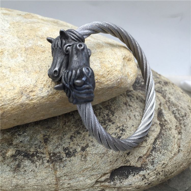 Pulsera de acero con doble cabeza de caballo y diseño punk rock para hombre, moderna y llamativa._voghion.com