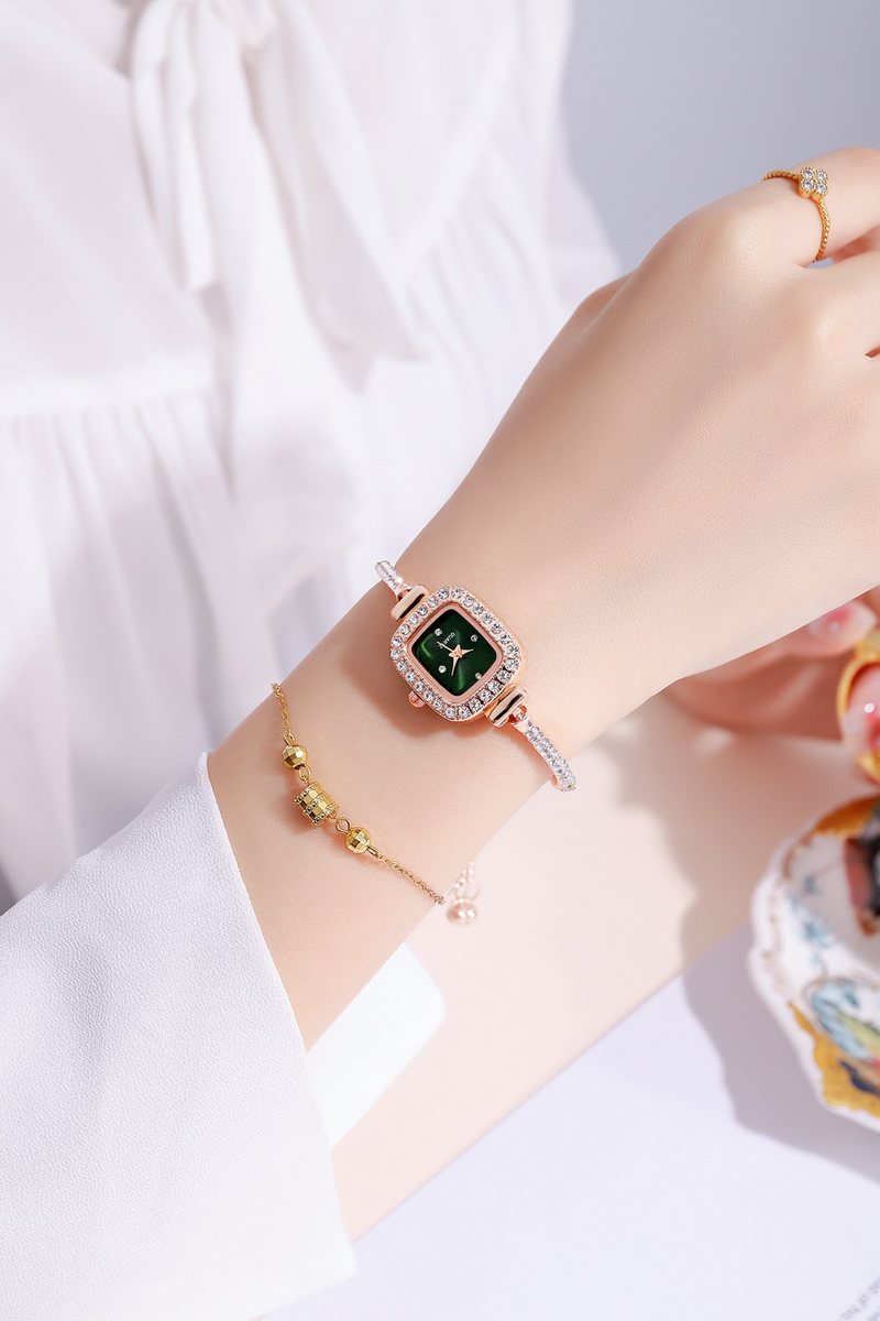 Orologio da polso da donna con quadrante piccolo quadrato di vendita calda, trasmissione in diretta con cinturino sottile, orologio da donna con temperamento, un pezzo di orologio_voghion.com