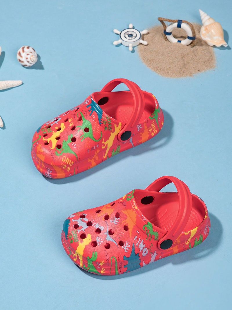 Un paio di scarpe da casa comode e alla moda per ragazzi, con stampa di dinosauri, adatte per l'estate._voghion.com