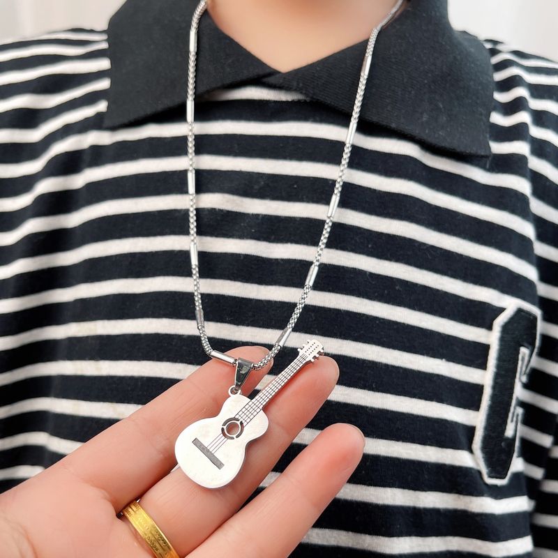 Personlig trendig märkeskändis med samma kombination av rostfritt gitarrhalsband, bleknar inte hänge, hiphop_voghion.com