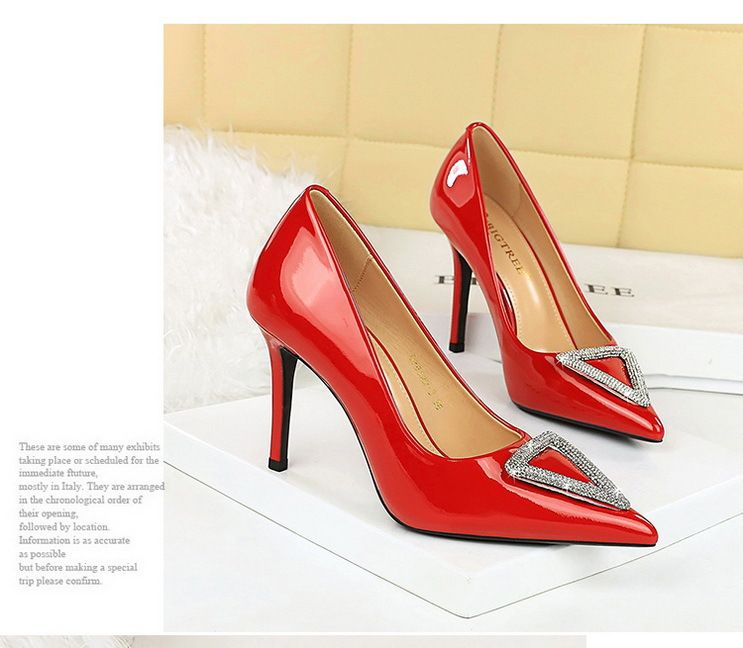 6122-3K36 Scarpe con tacco a spillo in pelle verniciata lucida, punta bassa e affusolata, con strass scintillanti e tacco alto_voghion.com