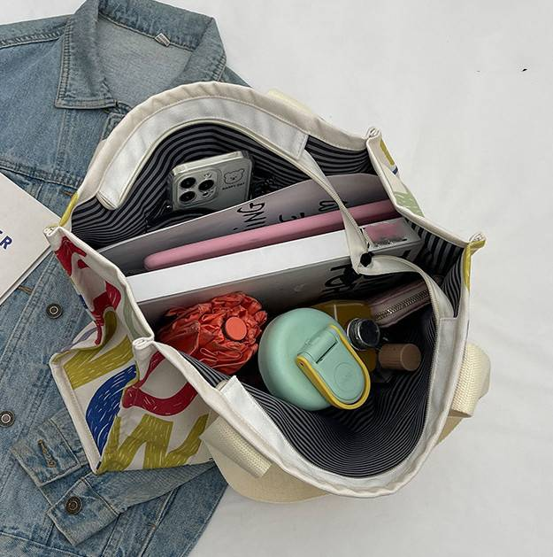 Sac en toile à la mode pour femmes, fourre-tout à bandoulière avec lettres et pompon, matériel en denim, sac de shopping de grande capacité pour femmes_voghion.com