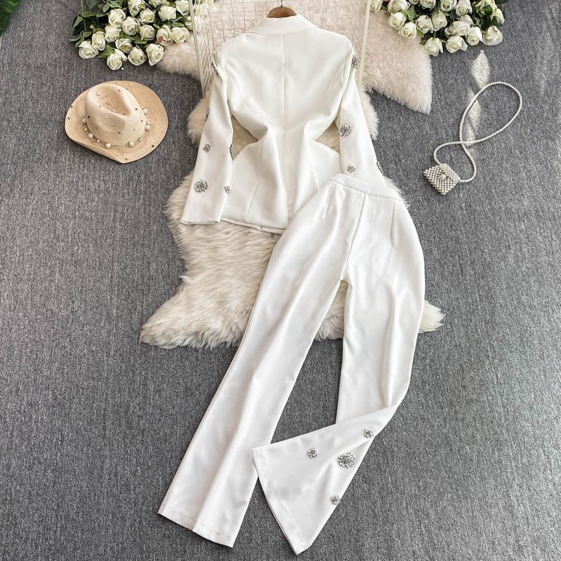 Ein unbeschwerter, zweiteiliger Anzug für Berufspendlerinnen mit Rautenblumen und taillenbetonter, vielseitiger Anzugjacke + hoch taillierter Hose_voghion.com