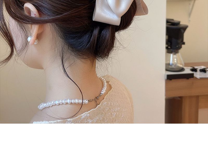 Haarspange mit Schleife, Temperament, Perle, große Schleife, Premium-Haifisch-Clip, Kopfbedeckung, Haarnadel am Hinterkopf einer Frau_voghion.com
