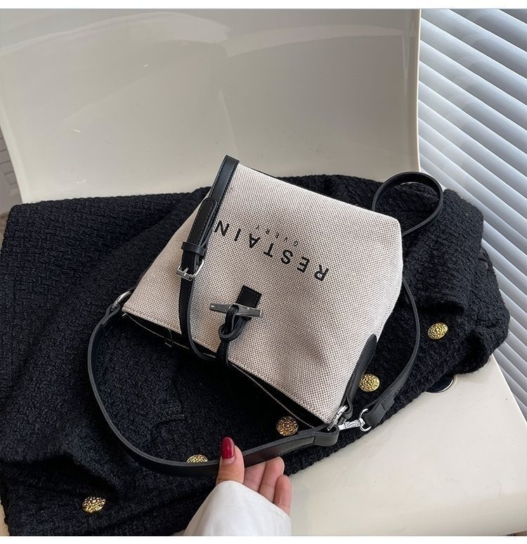 Design de nicho da moda deste ano 2025 Novas bolsas femininas casuais versáteis de lona crossbody de mão_voghion.com