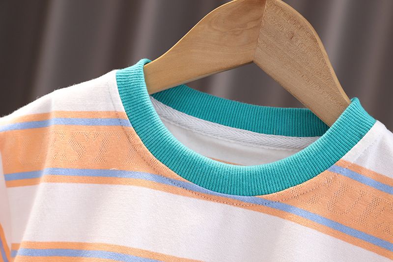 Version coréenne été 2024 de bébé tout-petit avec short rayé à manches courtes, ensemble deux pièces pour femmes et hommes_voghion.com