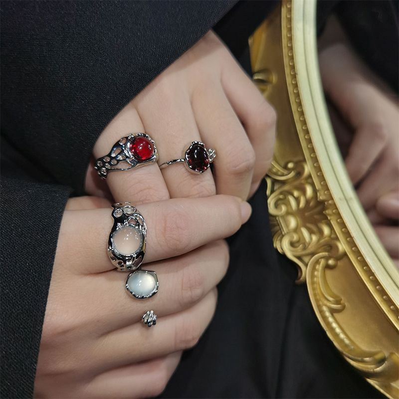 Anello in opale rosso gotico in stile moda 2025_voghion.com