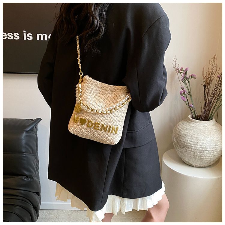 2024 Sommer Neue Gras Gestrickte Englisch Brief Kinder und Mädchen Eltern-Kind Handheld Unterarm Müll Frauen Tasche_voghion.com