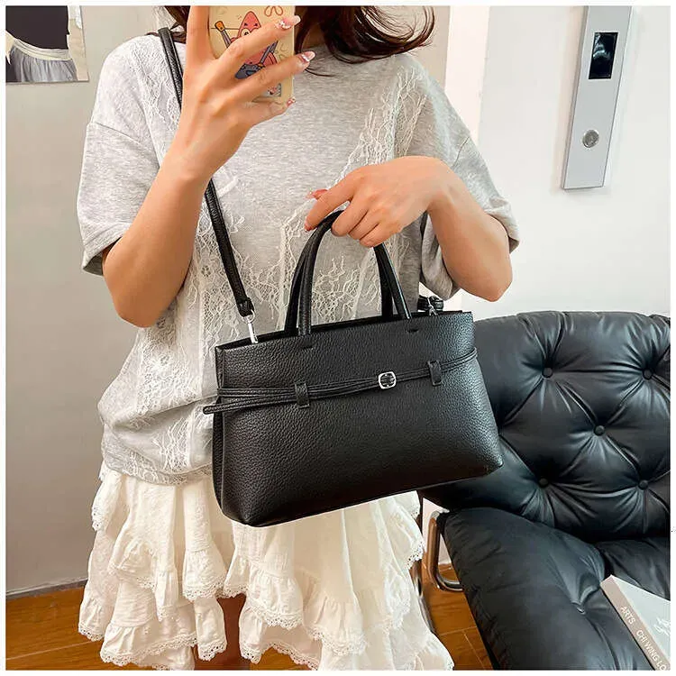 Summer New Niche Design Simple Commuter Large Capacity Handheld Briefcase Single Shoulder Crossbody Bag_voghion.com