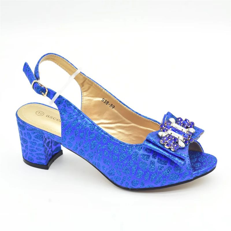 Dinnerparty mit Sandalen mit Schleife und Handtasche für jeden Tag_voghion.com