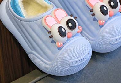 "Pantofole invernali per bambini – Calde pantofole da casa per interni/esterni con fodera in pile e suola antiscivolo in PVC (taglie 24-39, motivo con cervi e coniglietti)"_voghion.com