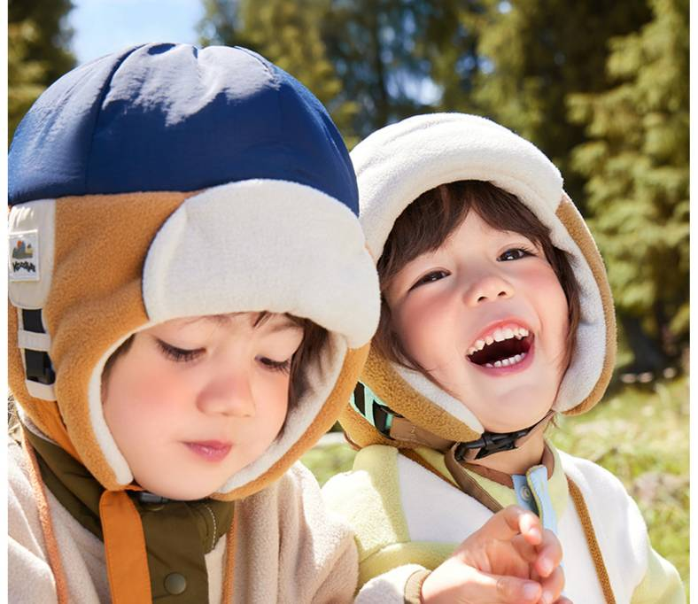 Wintermütze für Mutter und Kind mit Ohrenklappen – Warme und winddichte Pilotenmütze für Jungen und Mädchen – Weiches Nylonmaterial – Erhältlich in Mitternachtsblau und Wüstenbraun_voghion.com
