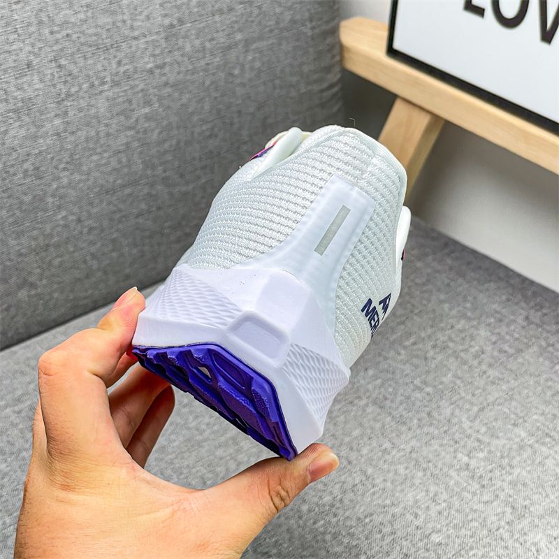 Los zapatos deportivos de malla están hechos de material transpirable y ofrecen un ajuste cómodo y versátil._voghion.com