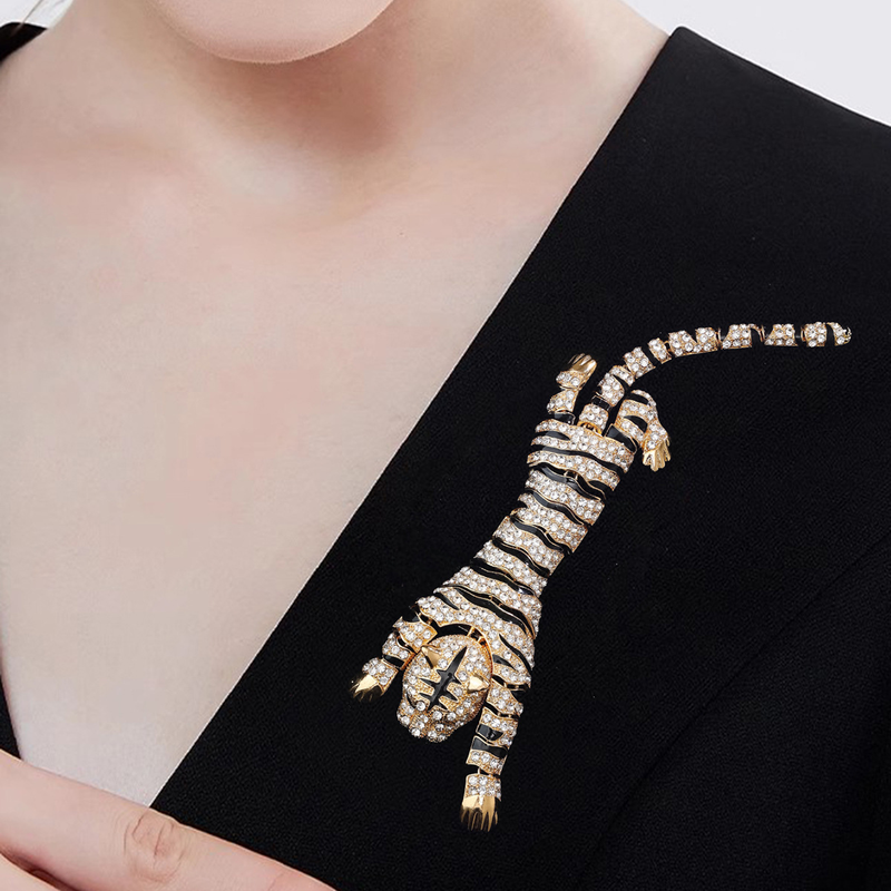 2023 Autumn and winter new brooch high-grade small alloy diamond large gold tiger dress with brooch_voghion.com