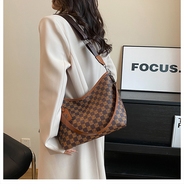 Bolsas de alta qualidade de grande capacidade para mulheres 2024 outono e inverno bolsas grandes populares versáteis letras impressas de um ombro bolsa quadrada pequena_voghion.com
