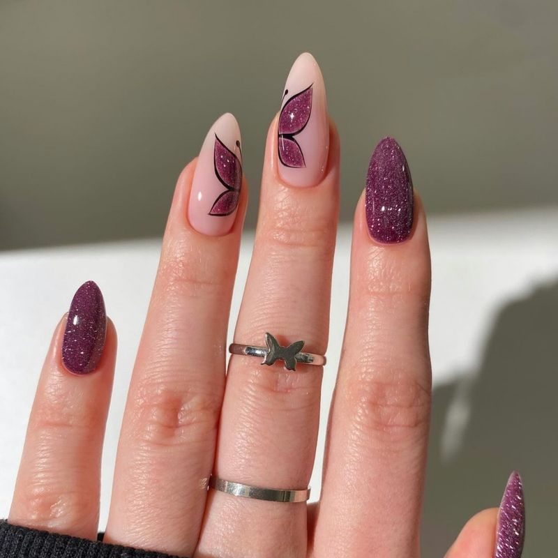 Unghie finte staccabili con effetto farfalla viola mandorla che indossa flash esplosivo_voghion.com