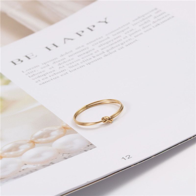 Anello da donna placcato oro 18 carati con nodo, design geometrico minimalista, fascia impilabile, misure 6-8_voghion.com
