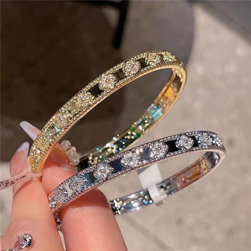 Bracciale leggero di lusso di nicchia tutto abbinato squisito temperamento tutto abbinato quadrifoglio zircone braccialetto placcato in rame braccialetto per le donne_voghion.com