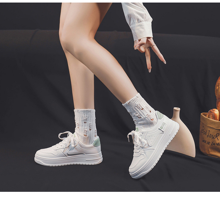 Frühlings-Campus-Stil, klein, weiß, niedrig geschnitten, dicke Sohle, für Kinder, 2024, neues Design Sense, vielseitige Sport-Brettschuhe für Studenten_voghion.com