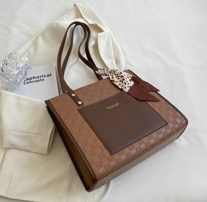 New Big Bag 2023 New Internet Celebrity Hot Tote Bag Women's Large Capacity Work Commuting Bag Texture Shoulder Bag_voghion.com