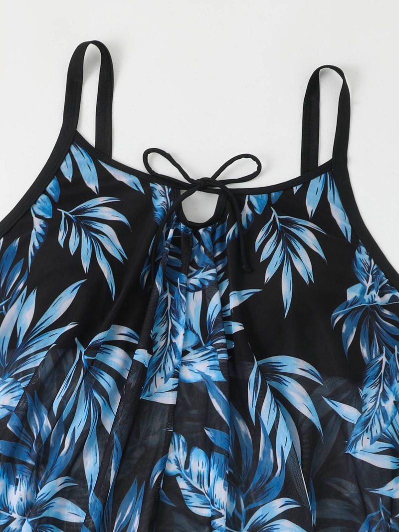 Fat Sister porte un maillot de bain fendu confortable et minimaliste avec un pantalon ample à coins plats_voghion.com