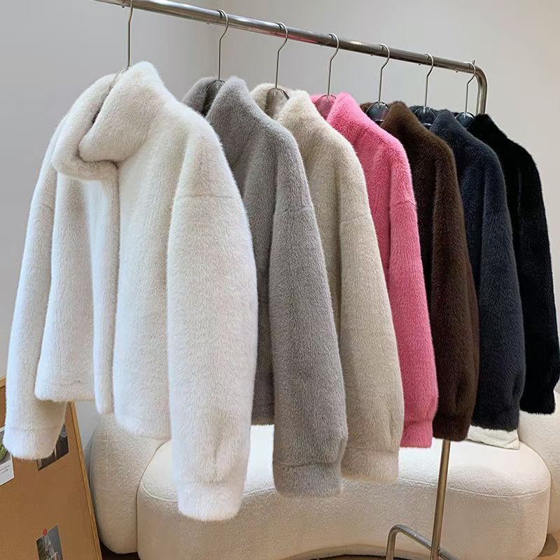 Cappotto in visone sintetico effetto velluto: la seduzione invernale corta e comoda (colletto alto, glamour cruelty-free per piccole e potenti)_voghion.com