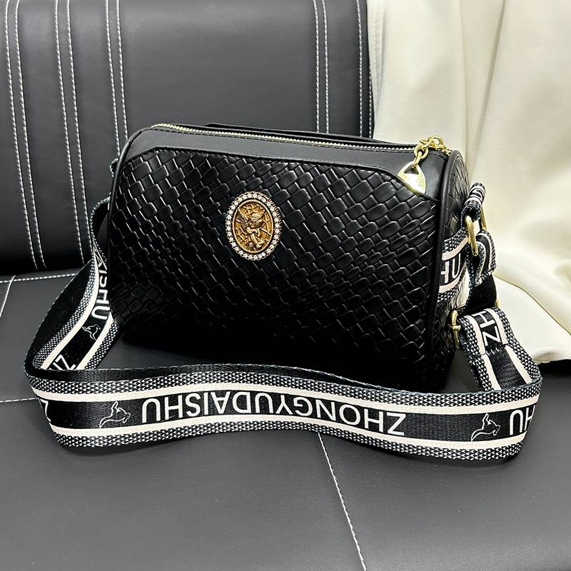 Kožená dámská taška Crossbody Polštář Barrel Woven_voghion.com