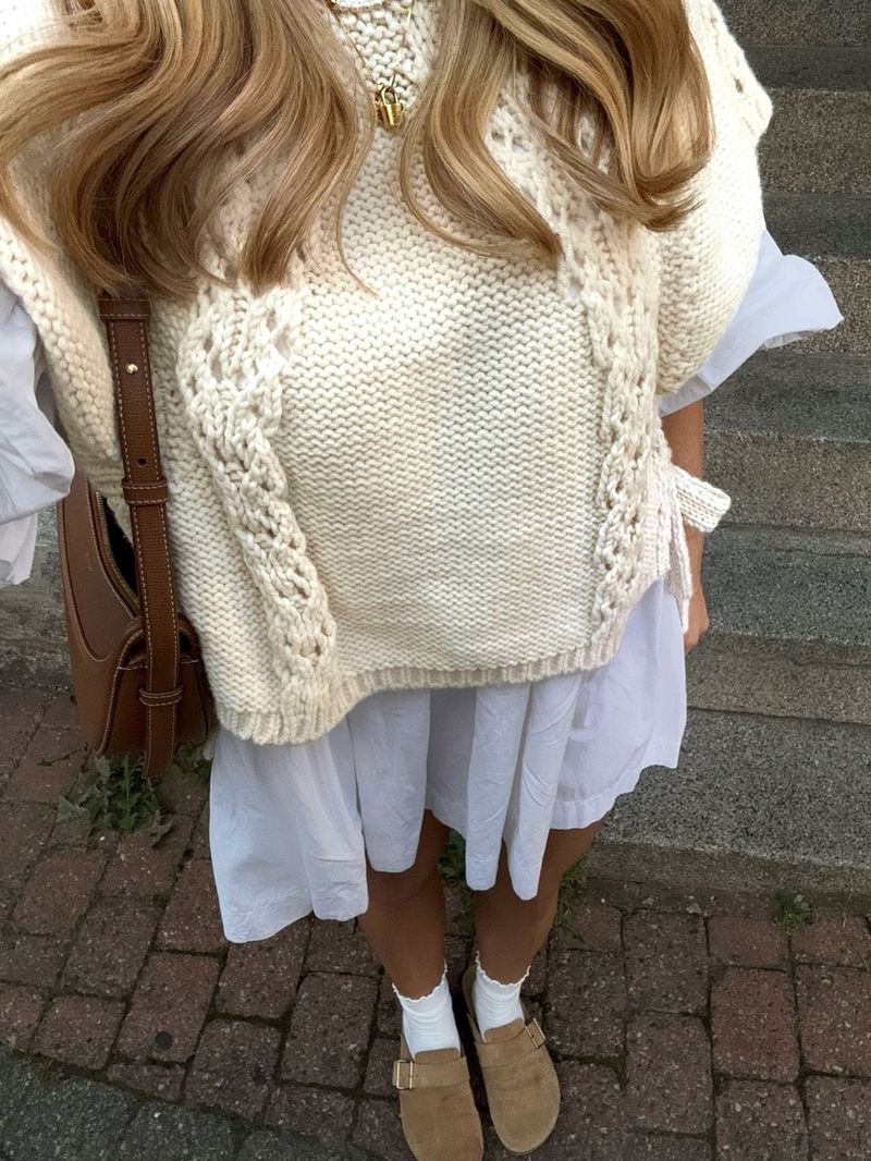 Damski sweter z dzianiny sznurowanej – oddychający sweter z krótkim rękawem szydełkowy w kolorze kremowo-białym do stylizacji boho i casualowych_voghion.com