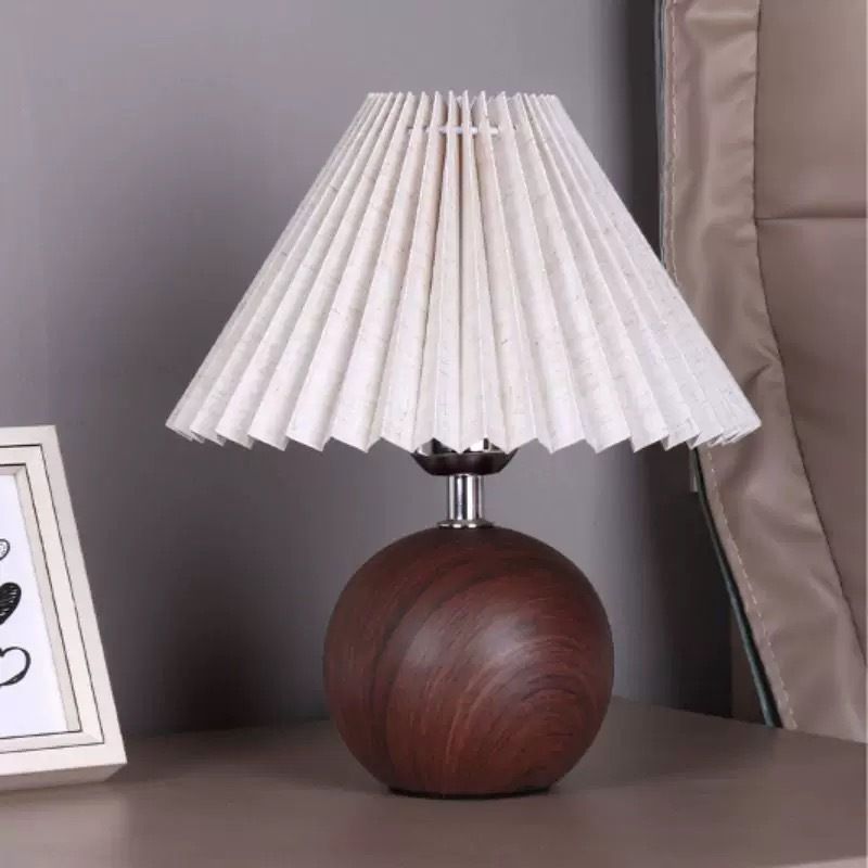 Lampada da comodino in ceramica nordica da tavolo plissettato, accogliente, romantica, semplice, in stile INS, stile femminile, di alta qualità._voghion.com