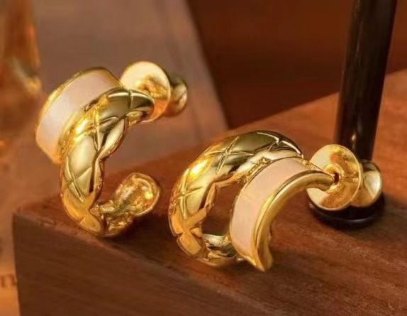 Ladies Ring Double Layer Curved Shell Stud For Women Geometric C-Shaped Diamond Pattern Ins Cold Style Earrings Fashion Light Luxury_voghion.com