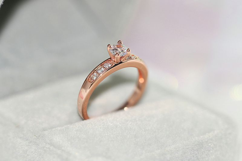 Anello semplice pronto all'uso per donna, stile classico, 4 griffe, zircone cubico, colore oro rosa, regalo di fidanzamento e matrimonio, gioielli di moda_voghion.com