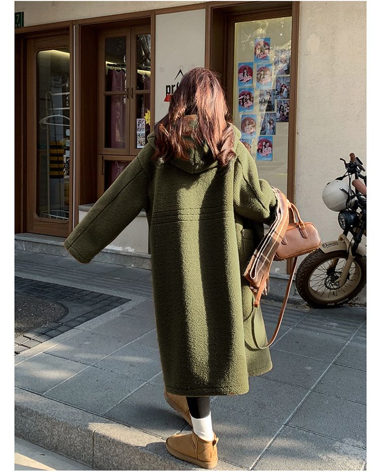Luxuriöser Kunstpelzmantel mit Kapuze für Damen – extralange Winterjacke mit weichem Sherpa-Futter, eleganten Knopfdetails und übergroßer Passform_voghion.com