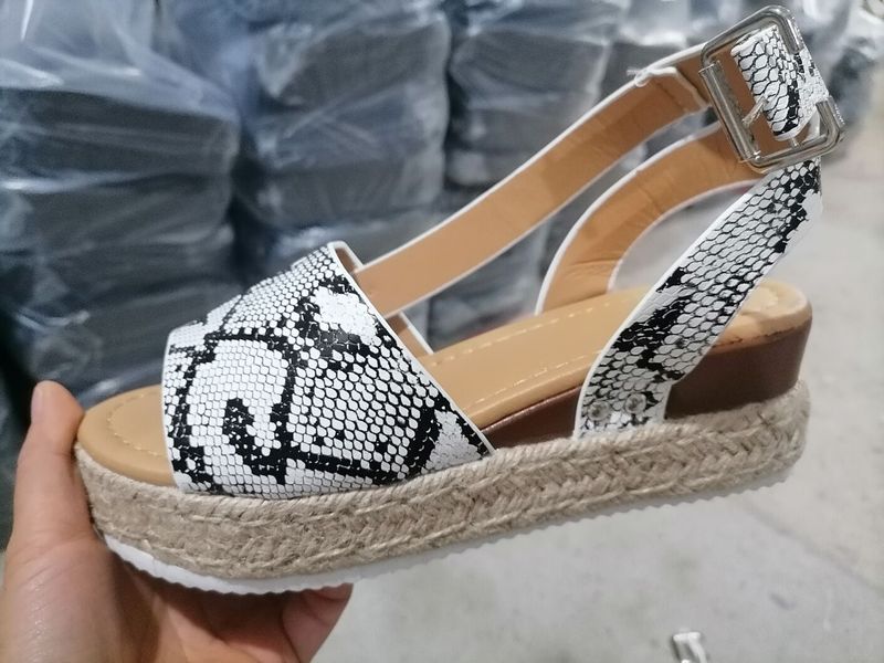 Damesschoenen, dikke zolen, sandalen met gesp, sleehak, touw, lichte onderkant, dikke onderkant, sandalen met hoge hak voor dames_voghion.com