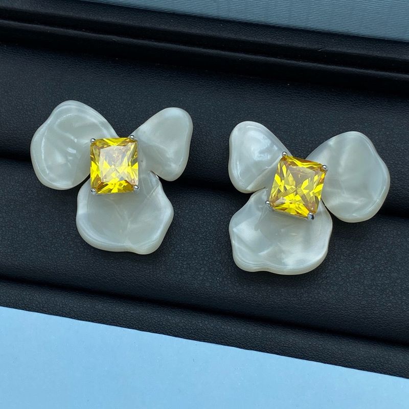 Weiße Irisblume, neues chinesisches quadratisches Nischendesign, zerlegte weiße minimalistische Temperamentohrringe, französischer Stil_voghion.com