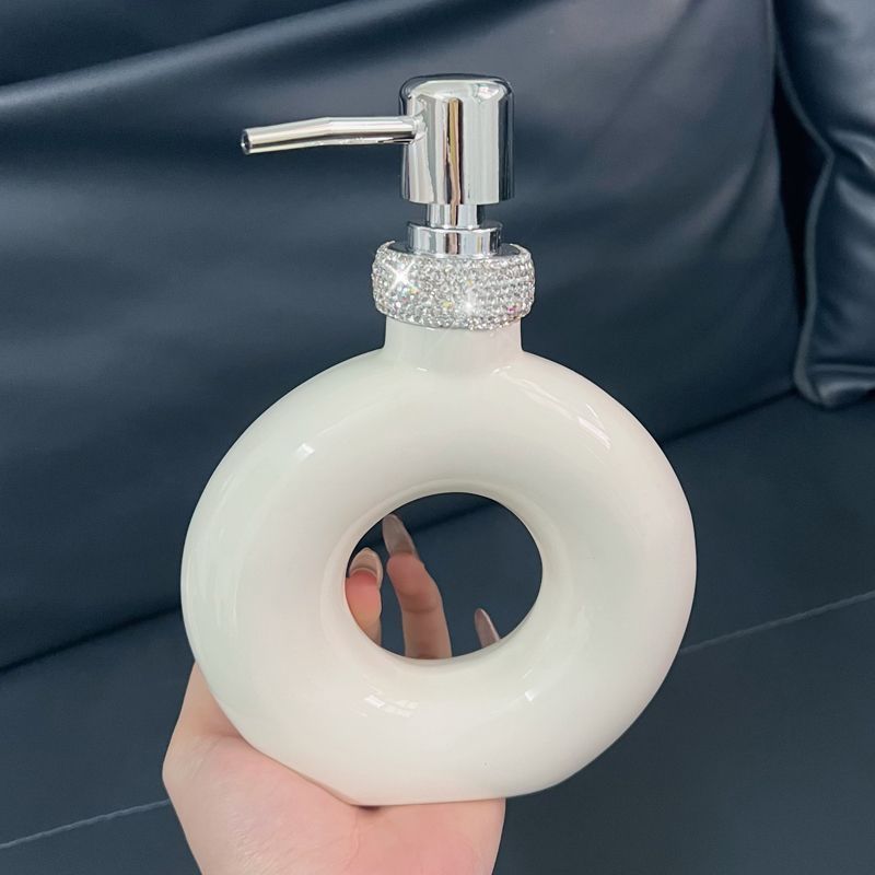 Luksusowy ceramiczny dozownik mydła wysadzany kryształami – elegancka butelka z pompką do łazienki, szamponu, balsamu i mydła w płynie (okrągła/trójkątna, kremowo-biała)_voghion.com