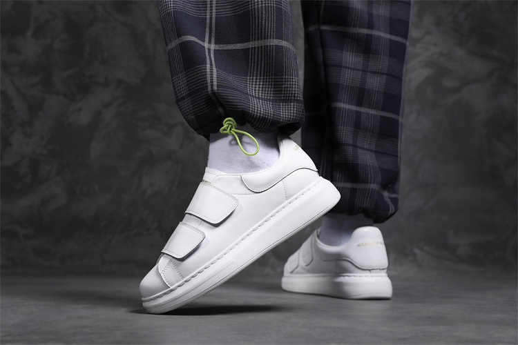 P Küçük Beyaz Ayakkabı Erkeklerin Kalın Tabanlı Yükseltilmiş Rahat Velcro Spor Ayakkabılarının Yeni Kore Versiyonu_voghion.com