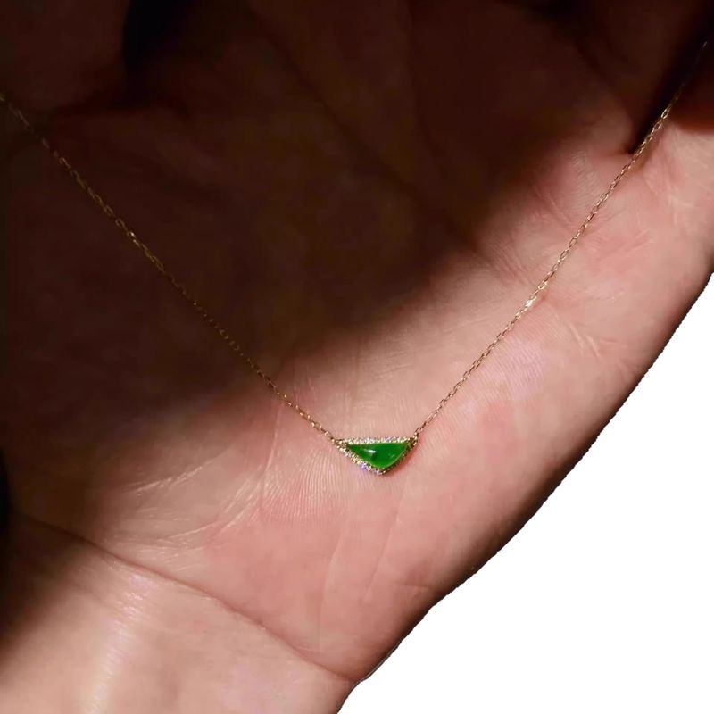 Nuova collana cinese in calcedonio con triangolo di diamanti intarsiati micro per donna, clavicola di lusso leggera e di alta gamma_voghion.com
