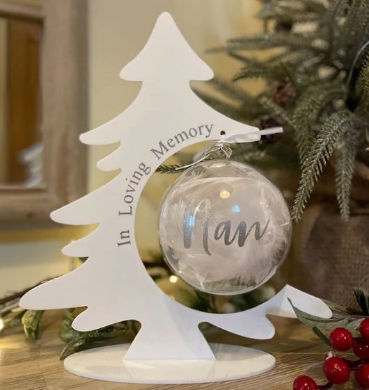 Decorazione pendente natalizia in acrilico con pallina di plastica e piuma, ricordo affettuoso dei parenti_voghion.com