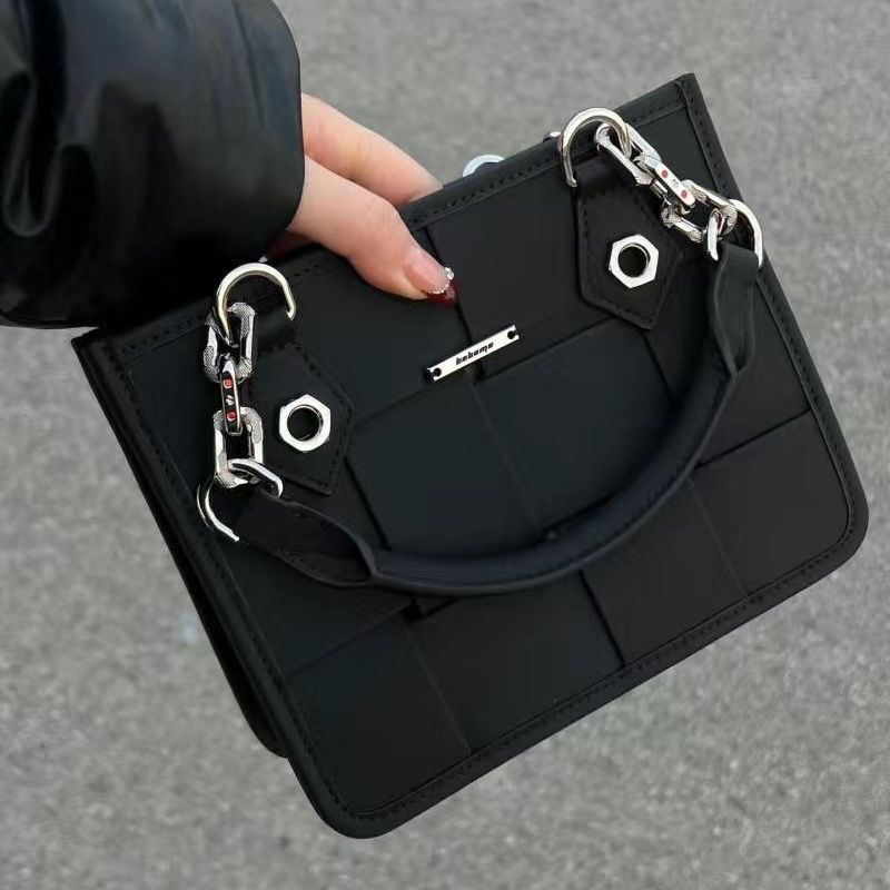 2023 Frühjahr/Sommer Umhängetasche Weben Unterarmtasche Damen Nischendesign Advanced Sense Commuter Handtasche_voghion.com