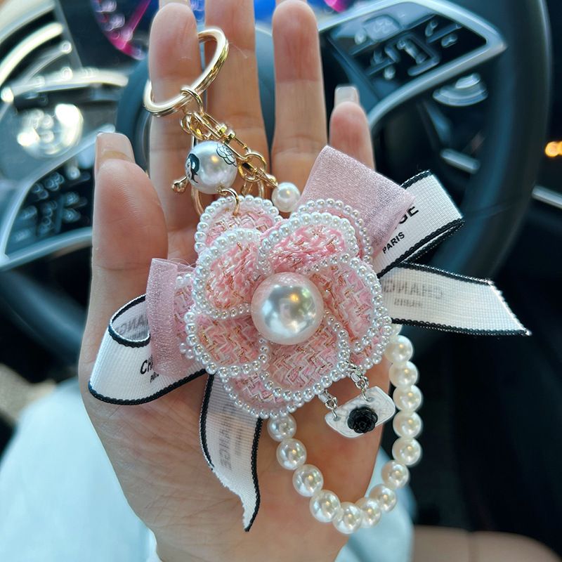 Kotiosad ja tarvikud Creative Camellia Bow Bag Ripats Võtmehoidja Mood Pearl Chain Auto võtmehoidja Naiste sõrmus_voghion.com